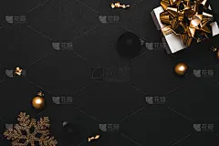 惊喜的盒子。白色礼物与金色的弓，金色的球和闪闪发光的灯花环圣诞装饰在黑暗的背景贺卡。平铺，俯视图，拷