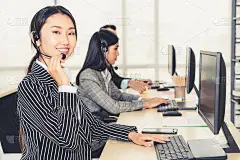 商务人员戴着耳机在办公室工作