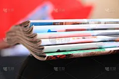杂志在黑色的沙发上
