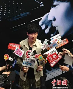 [林俊杰曾与男闺蜜签“结婚证” 粉丝起哄：求喜糖] 中新网北京4月13日电(罗攀) “我们还签过‘结婚证书’啊”。林俊杰今日坦承和好友怀秋私下关系太好，常能开些无聊的小玩笑。而他的一番话却惹粉丝群呼“求喜糖”，现场画面搞笑逗趣。林俊杰在京举行个人新专辑《因你而在》签唱会，他在众歌迷欢呼声中帅气亮相，现场顿时响起一阵不小欢呼声，响彻整个悠唐购物中心。该活动由叱咤金曲公信榜主办，歌迷早早便将场地围得是里三层外三层，气氛火爆。林俊杰曾和男闺蜜签“结婚证”再发行个人新专辑《因你而在》......