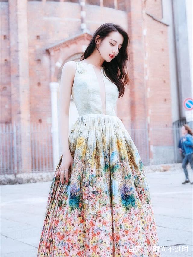 身穿长裙的迪丽热巴，女神般的存在