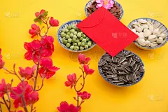 春节，农历新年，中国新年的概念。晒干的葵花子、莲子、西瓜和南瓜子被孤立在黄色的俯视图上