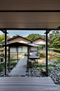 #DINZ建筑#The Water Cherry Villa Hotel实现了现代建筑形式的抽象，隈研吾将其与传统的日本风格相结合。别墅被自然包围，与景观融为一体，其建筑和室内设计既活泼又延续传统的日式风格。在室内空间，隈研吾使用柔和的间接光线，这也是日本传统建筑的特点。官网O网页链接 ​​​​