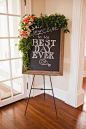 鲜花装饰的黑板和粉笔字元素的婚礼迎宾牌