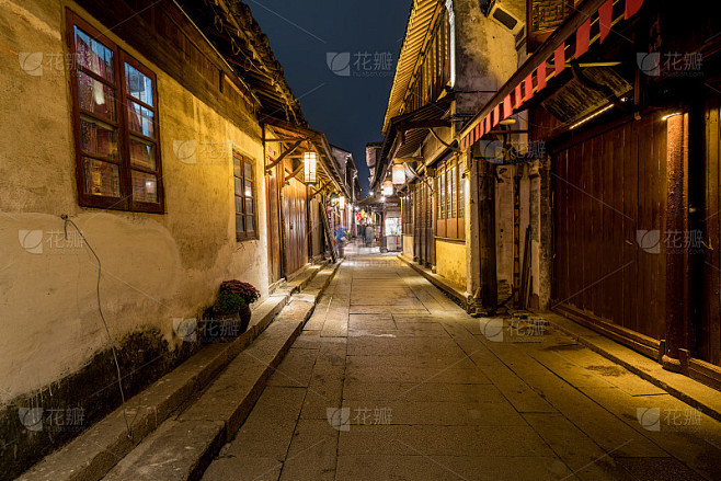 晚上，中国苏州周庄古镇的街道