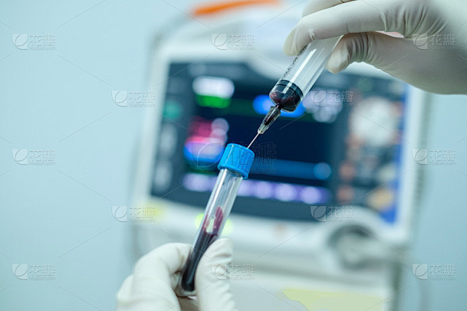 医学技术人员在医院实验室将血液滴入试管。血液测试。