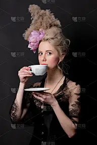 漂亮的金发女伯爵，喝着茶