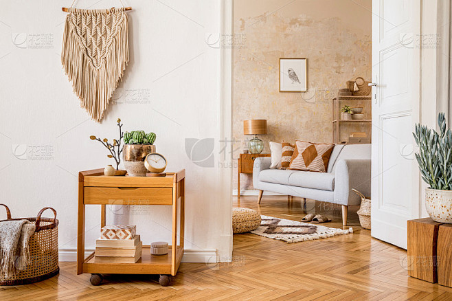 斯堪的纳维亚风格的室内开放空间，木制长凳...