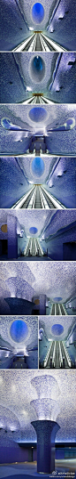 意大利艺术家oscar tusquets blanca最近设计了意大利toledo地铁站。地铁站内部的墙面和地面全都覆盖了一层不同深浅的蓝色马赛克，这个令人惊叹的设计让人们感觉仿佛置身于海底。
