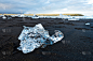 Jokulsarlon冰川泻湖黑色海滩上的冰山正在融化