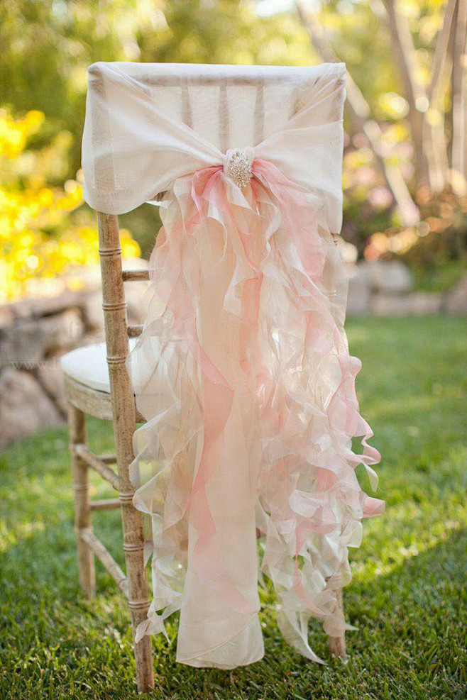 12张丝带布幔装饰婚礼座椅后背的灵感图片