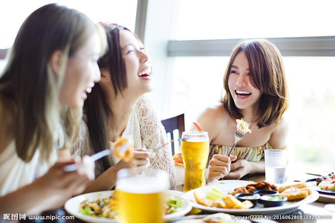 开怀大笑聚餐美女