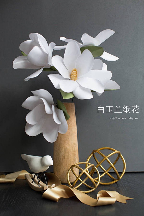 白玉兰花花朵大而优雅，象征着纯洁与完美，...