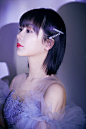 杨紫 东方卫视跨年盛典造型，她身穿雾蓝钻饰刺绣长裙，气质优雅迷人，像小仙女一样。 ​​​​