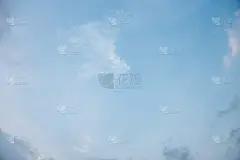 蓝天白云白色的背景。下午美丽的天空和云彩。