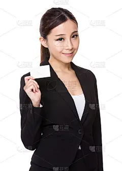 拿着名片的女商人