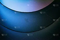 背景微缩图像图案由折弯的纸张与多色灯光照射