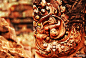 资料上说，古代高棉人用红色黏土加工成人造石，夯实成形，晾晒风干之后在其上雕刻，完...