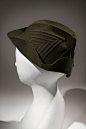缝制几何设计的绿色毡状皱褶皇冠帽子，制造商不明，大约1934年，可能是纽约，由哈里·哈斯先生提供|  MFIT版权。 艾琳·科斯塔（Eileen Costa）摄影