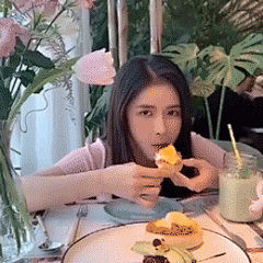 蔡卓宜动态表情包 吃东西