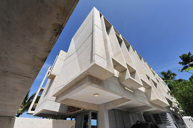 居住单元为住户提供了对角线视角让视线交流成为整个空间三段式建筑