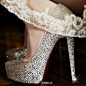 最近好多人结婚，不知道新娘脚上是不是穿着这样的水晶婚鞋呢