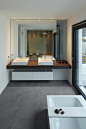Bauhaus-Look Badezimmer modern-bathroom