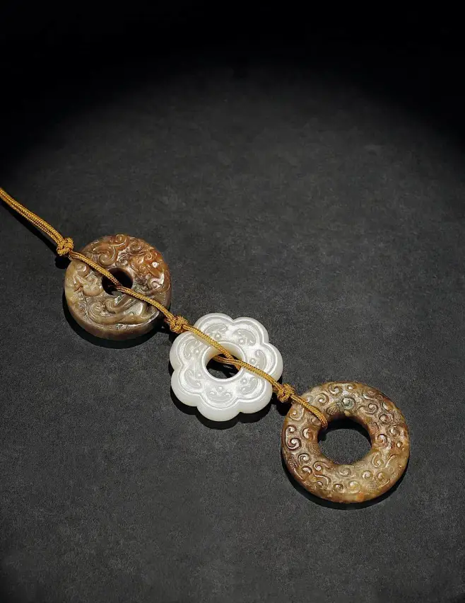 元-明·螭龙纹玉璧及云纹玉璧多宝串 lot 1.螭龙纹璧直径：3cm 2.玉花直径：3.2cm 3.龙纹璧直径：3.6cm-花瓣网