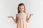 nina-sonriente-estilo-posando-vestido-aislado-pared-blanca-modelo-mujer-rubia-caucasica-emociones-humanas-expresion-facial-infancia-sonriendo-asombrado-asombrado_155003-19707.jpg (1380×920)