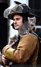【恋上消防员的猫猫】在纽约Niskayuna小镇的一场火灾中，消防员Dave Wood从火中救出两只猫猫，小猫们获救后，或许是出于感激和依恋，把他当成了生命中的依靠，趴在他的身上，久久不肯离开。爱猫的男人最帅了~！~！