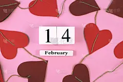 情人节。木制日历日期与题字2月14日粉红色背景