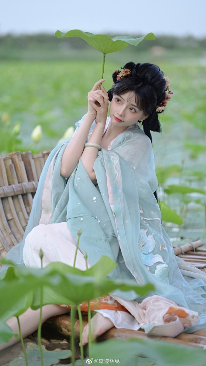 .          “手边荷叶亭亭/玩...