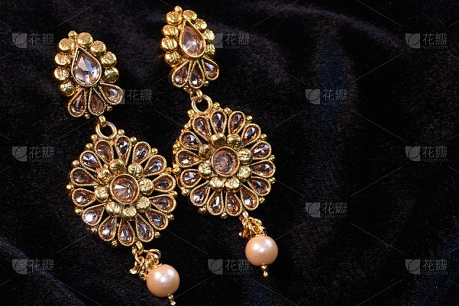 别致的黄金耳环珠宝为女性时尚特写形象