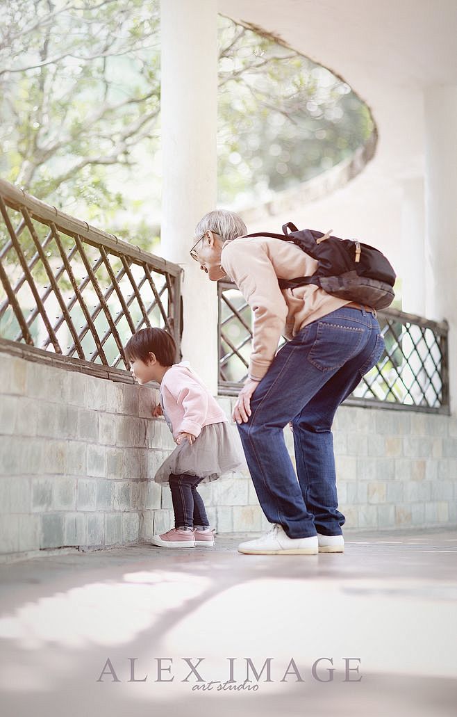 老人与小孩嘻戏