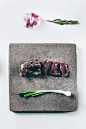 俯视石头盘子肉