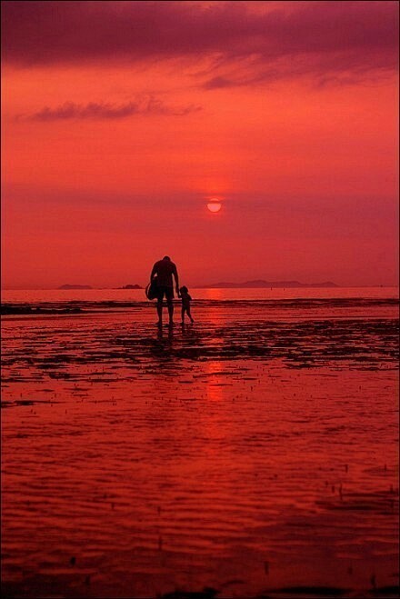 海边，落日，父亲，我。
