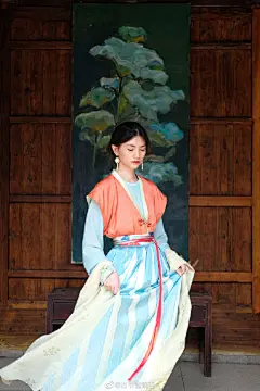 子衿｜@裳宫语
这次旅行我一直住在上清楼，建于光绪年间，是闽南标志性三进三开间古大厝，共有两个天井在前庭后院。翻修未改变房屋结构，竹木古老家具也被细致保留。早晚能听见开元寺的钟声，泡两轮铁观音再悠然出门。
.
点啾一个荷包（4.15✨
.
阿语这次的唐，撞色有一定视觉冲击，适合阳光明媚 ​​​​...展开全文c