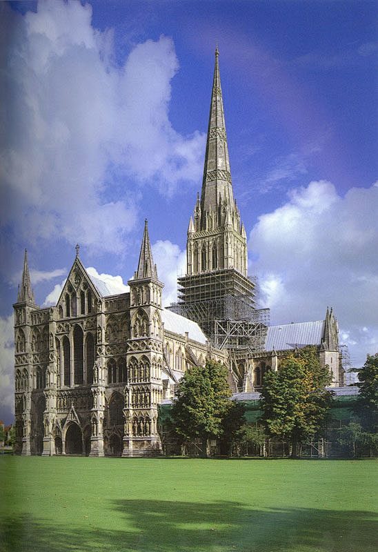 撒利斯堡大教堂
　　英国哥特式教堂除了保...