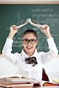 教育,学习,肖像,眼镜,学生_a6efd8ae3_一个中学女生举着书在教室里_创意图片_Getty Images China