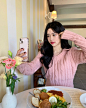 dayroze_official_ins-dayroze_official-可爱的彩色蜡笔色非常漂亮的4色领针织衫！微厚的厚度和结实的结构，是适合整个冬天都喜欢穿的针织衫。即使碰到皮肤也不会有刺痛感的柔软质地。可以毫无负担的穿着。没有闷闷感的v领领设计，脸看起来更长更小***稍微有点半露脐装的设计。下摆稍微抓住腰部，打造出更加漂亮的版型！腿看起来更长，腰看起来更修长的身材矫正效果！新品折扣价见吧-❤-instagram网页版-小时尚app