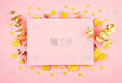 抽象背景与剪纸形状。爱，圣瓦伦丁，母亲节，生日贺卡，邀请概念
