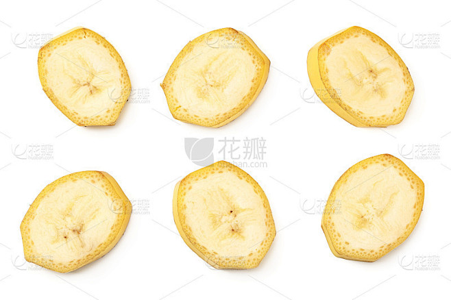 新鲜的香蕉切片孤立在白色背景。健康食品。俯视图