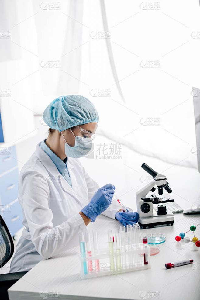 基因顾问在实验室做DNA检测的侧视图 