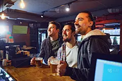 《老友记》的粉丝们在酒吧里看体育节目