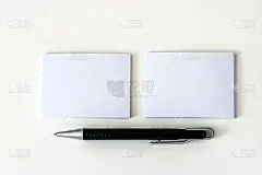 在白纸背景上堆叠模型空白的白色名片与优雅的钢笔，为商业品牌标识设计模板