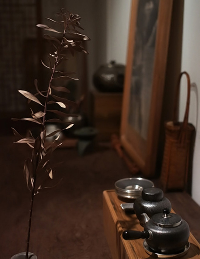 婢捧消春困，亲尝散暮愁。吟诗因坐久，月转...