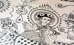 苗画：湘西的龙，长着一张蝴蝶的脸_德颂 : 苗画中的龙不见了凶猛；龟的脖子往往伸的很长，张开的嘴巴吐出蛇一样的信子；鱼的尾巴夸张翘起，有如花朵绽放；而太阳，总让人联想到一个完整的扎手的菠萝…… 尤其独特的是，苗画中大量出现了蝴蝶。并且，麒麟、…
