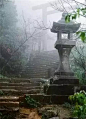 石灯燃尽话禅意，夜影摇曳归佛门！_日本 : 石灯传入日本后，便成了其寺庙神社必备之物，也是各个日式庭院中一种常见石制艺术品。 小巧玲珑的观雪灯笼，多饰于水边，仿佛一位垂钓者。 石灯笼的布局讲究“隐秘”。守护神圣之火的石灯笼绝不会倒，…