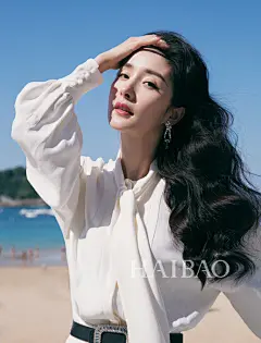 【图】杨幂身着Maje流苏红裙搭配斯图尔特·韦茨曼 (Stuart Weitzman) 一字带高跟凉鞋现身代言活动_图片库_海报时尚网