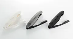 brillo 85030-85032 Portable Toothbrush | PRODUCT | METAPHYS : brilloとは、スペイン語で「ツルツル」の意味。食べたらすぐに歯を磨くということは、予防医学的にとても大切なことです。もうすでに習慣にされている方も多いけれど、歯ブラシにまでこだわっている方はまだまだ少ないのではないでしょうか。brilloはコンパクトな折り畳み式ですが、そのカタチには、使い方を検証した、たくさんの「行為のデザイン」が詰まっています。